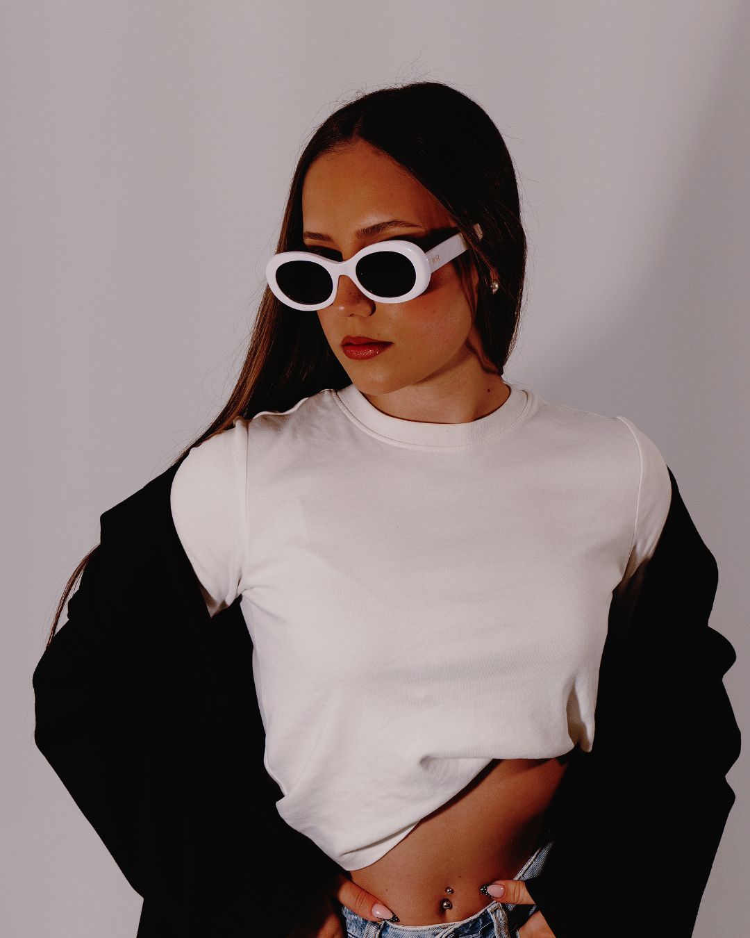 Modelo con gafas de sol blancas Nebula Reaz