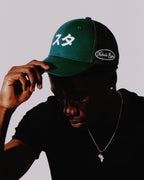 Verde | Gorra trucker Sutā verde en modelo