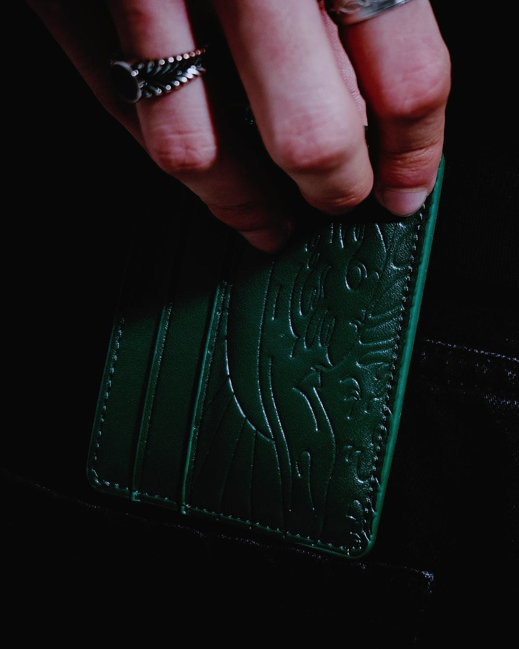 Verde Nebula | Cartera Kanagawa verde sostenida en mano