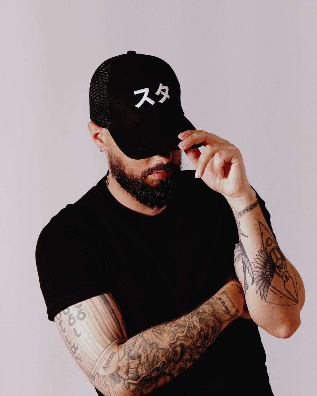 Negro | Gorra trucker Sutā negro en modelo