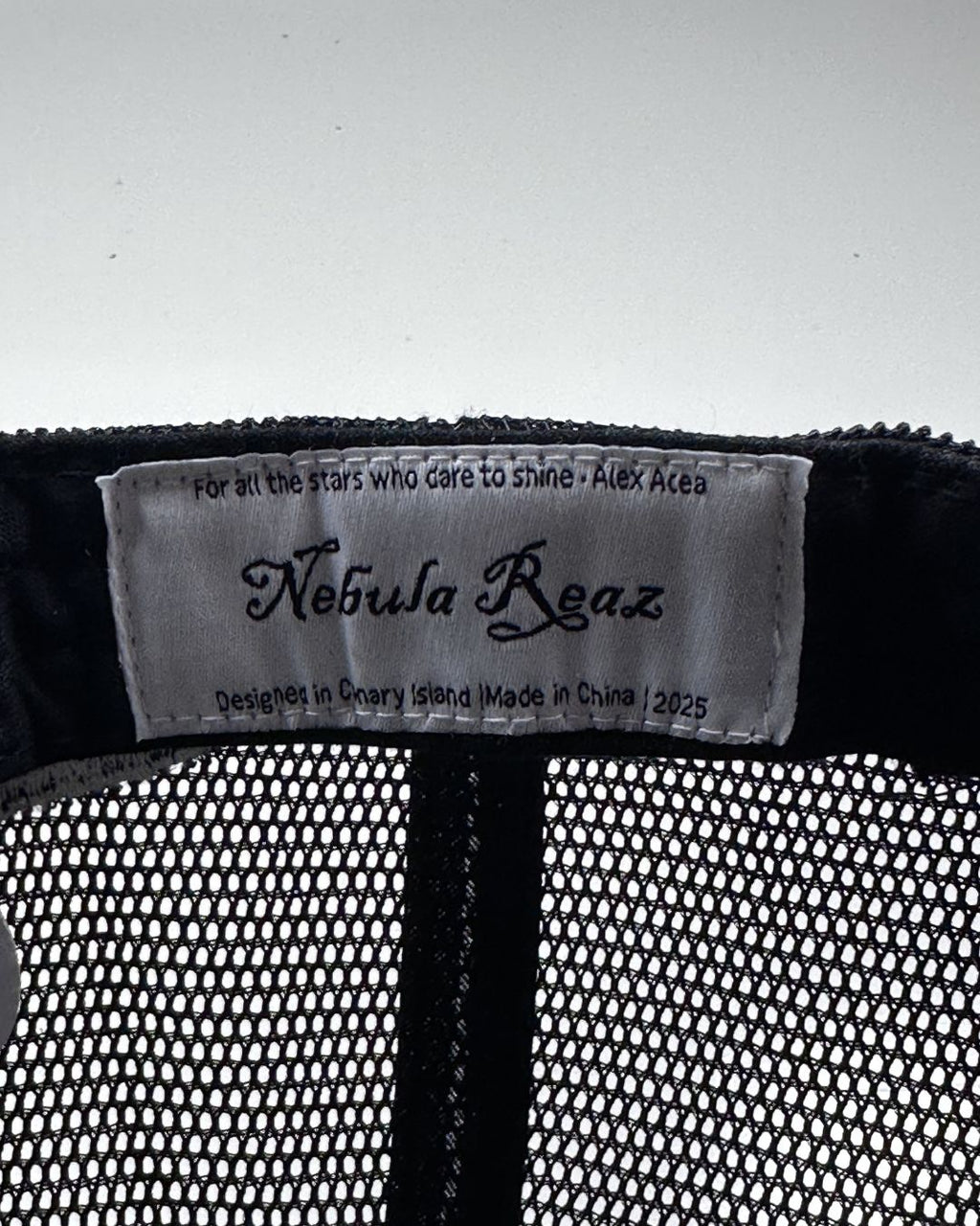 Todos | Detalle de la malla trasera trucker Sutā