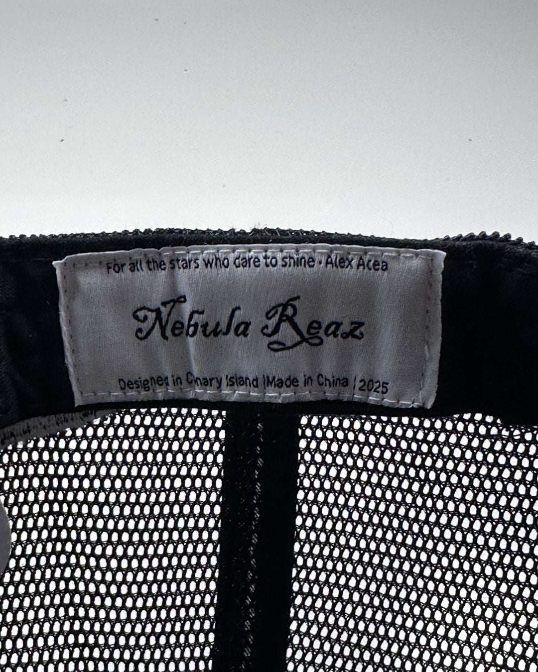 Todos | Detalle de la malla trasera trucker Sutā