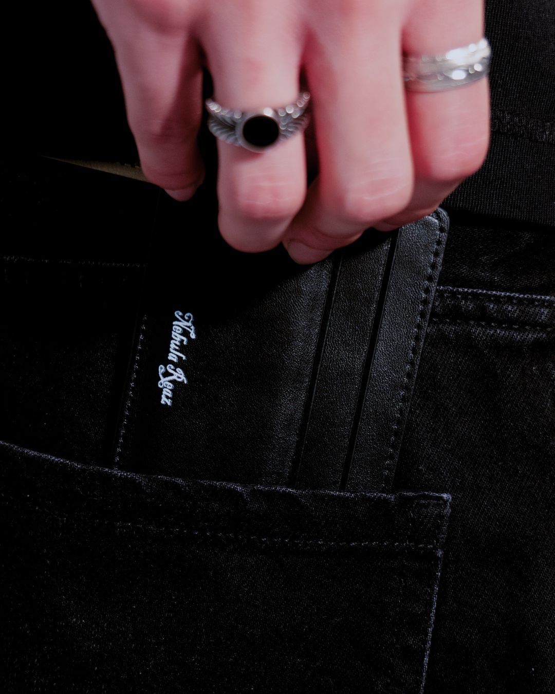 Negro | Cartera Kanagawa negra en mano