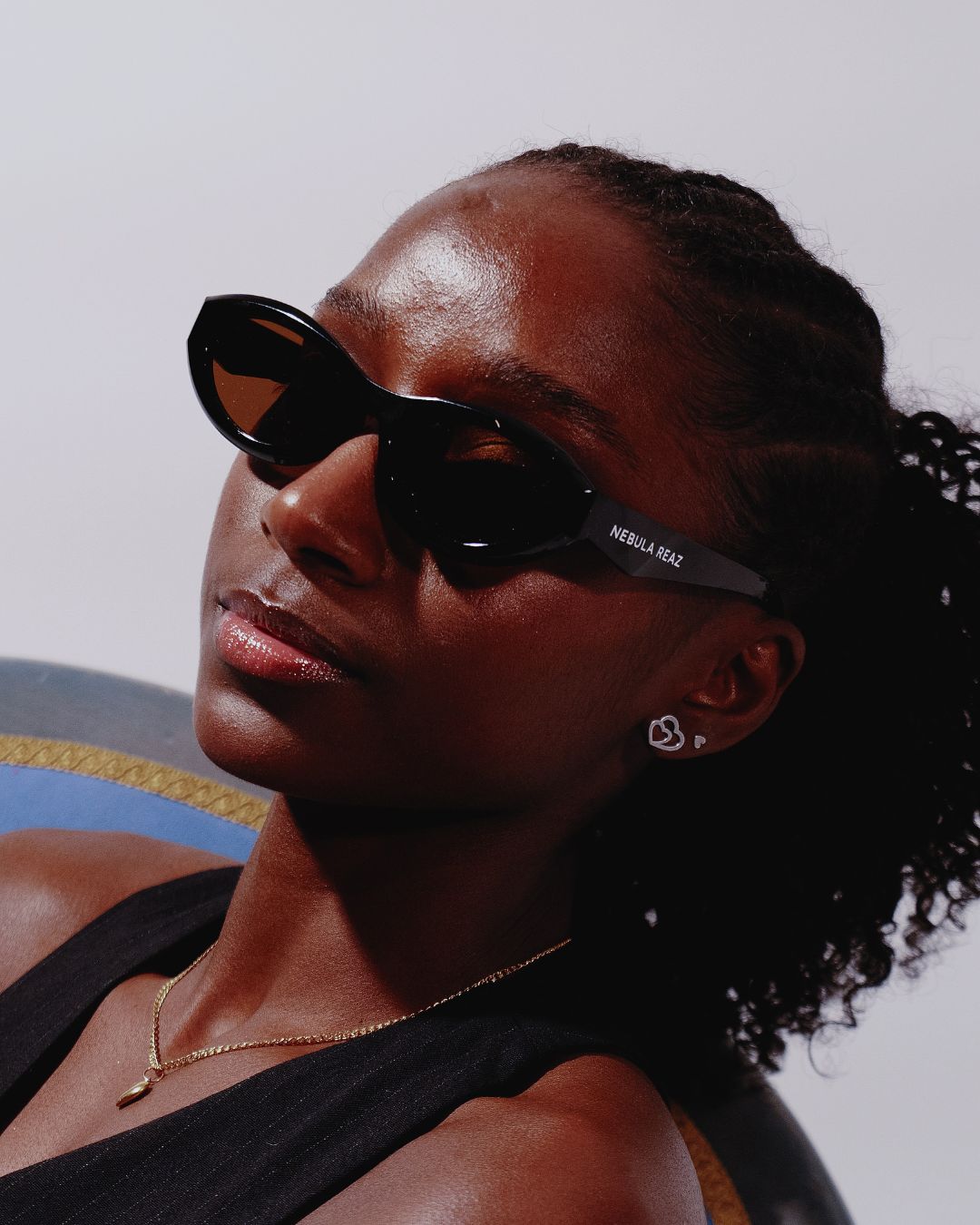 Brownie | Gafas de sol Valentine marrones en modelo