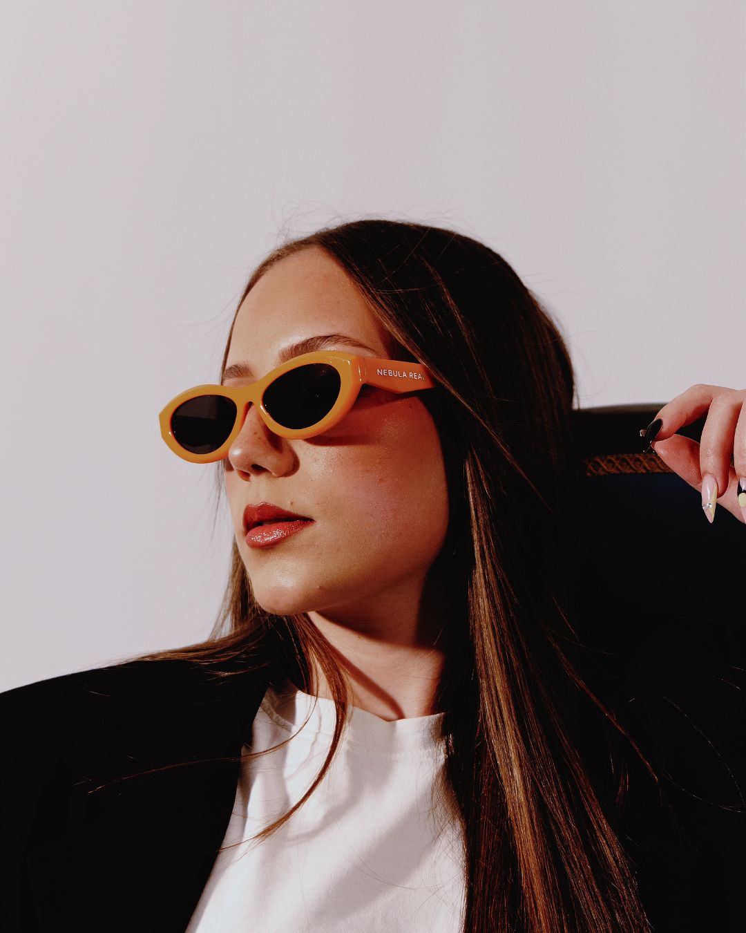Gafas de sol Valentine naranjas en modelo